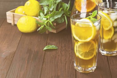 Buzlu çay limon ve nane bir ahşap zemin üzerinde. Kopya alanı. 