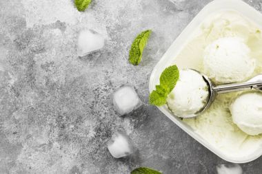 Nane dondurma kaşık gri bir arka plan üzerinde. Üstten Görünüm, kopya spa