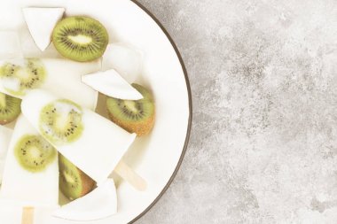 Yoğurt dondurma / Hindistan cevizi Süt kivi üzerinde hafif bir backgr üzerinden