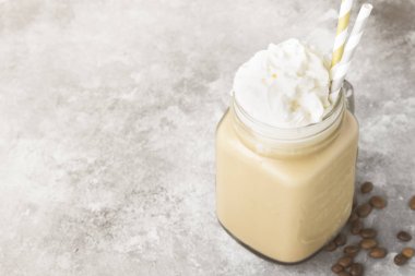 Kahve süt ve gri arka plan üzerinde krem buz. Kopya alanı.