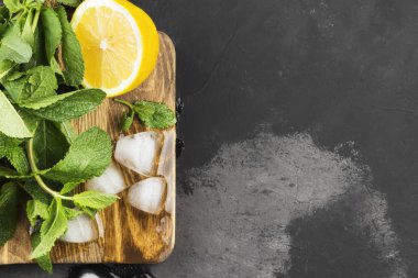 Malzemeler için limonata - limon, nane, buz üzerinde ahşap kesim 