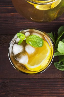 Buzlu çay limon ve nane bir ahşap zemin üzerinde. Üstten Görünüm. Fo