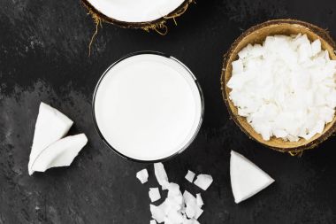 Vegan Hindistan cevizi sütü koyu arka plan üzerinde cam. Non-süt süt. Üstten Görünüm. Gıda arka plan