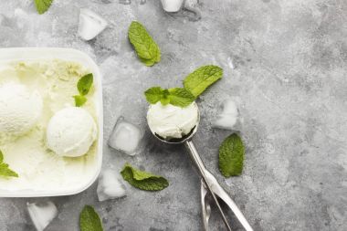 Nane dondurma kaşık gri bir arka plan üzerinde. Görünümü en çok, uzay kopyalayın. Gıda arka plan