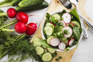 Turp, salatalık ve hafif bir arka plan üzerinde ıspanak salatası. Üstten Görünüm. Gıda arka plan