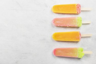 Beyaz bir arka plan üzerinde çok renkli çubuklu dondurmayı. Görünümü en çok, uzay kopyalayın. Gıda arka plan
