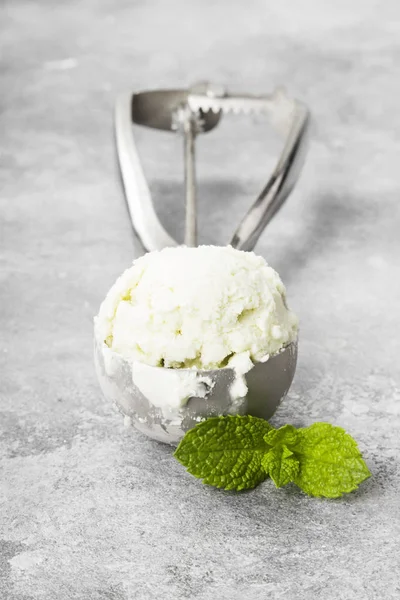 Gelato di zecca in cucchiaio su sfondo grigio — Foto Stock