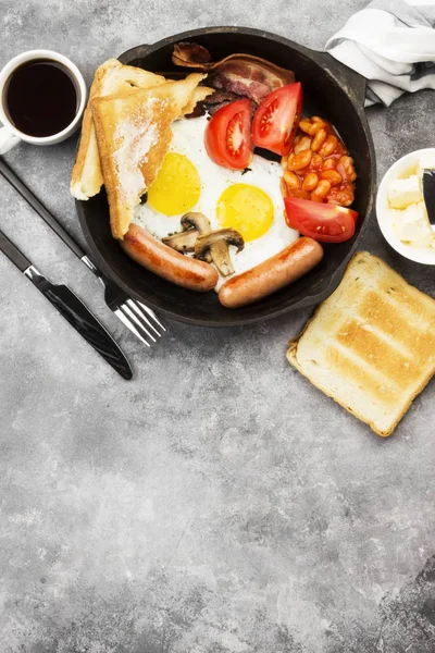 传统英语早餐-培根, 香肠, 煎蛋, 汤姆 — 图库照片