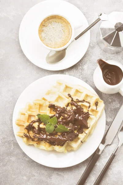 Çikolata ve nane, kahve, sos-bo ile beyaz plaka üzerinde gözleme