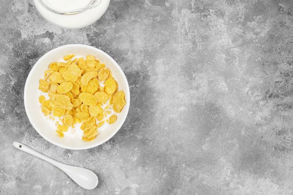 Taza de copos de maíz con leche sobre un fondo claro. Vista superior, espacio de copia. Fondo alimentario — Foto de Stock