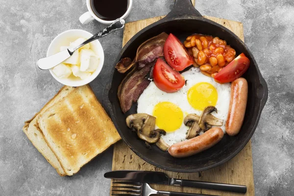 Traditional English breakfast - bacon, sausages, fried eggs, tom — Stock Photo, Image