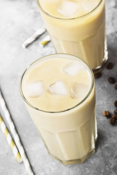 Кофе со льдом с молоком в высоком стакане на сером фоне — стоковое фото