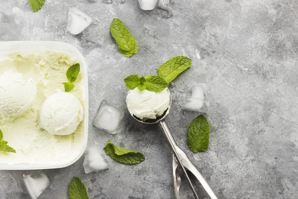 Nane dondurma kaşık gri bir arka plan üzerinde. Görünümü en çok, uzay kopyalayın. Gıda arka plan