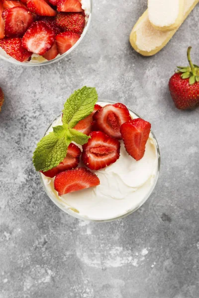 Dessert-Tiramisu mit Erdbeere auf grauem Hintergrund. Ansicht von oben. Lebensmittel-Hintergrund — Stockfoto