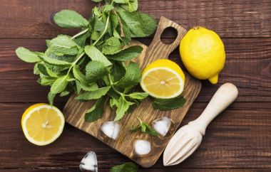 Limonata - limon, nane, için malzemeler ahşap kesme tahtası ahşap arka plan üzerinde buz. Üstten Görünüm. Gıda arka plan