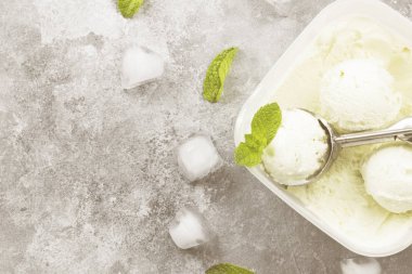 Nane dondurma kaşık gri bir arka plan üzerinde. Görünümü en çok, uzay kopyalayın. Gıda arka plan. Tonlama