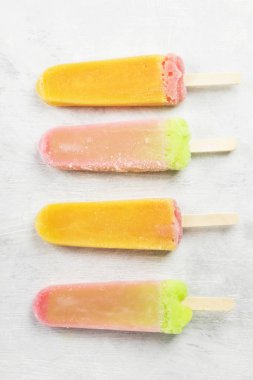 Beyaz bir arka plan üzerinde çok renkli çubuklu dondurmayı. Üstten Görünüm. Gıda arka plan