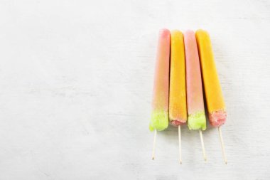 Beyaz bir arka plan üzerinde çok renkli çubuklu dondurmayı. Görünümü en çok, uzay kopyalayın. Gıda arka plan