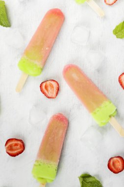 Beyaz bir arka plan üzerinde çok renkli çubuklu dondurmayı. Üstten Görünüm. Gıda arka plan