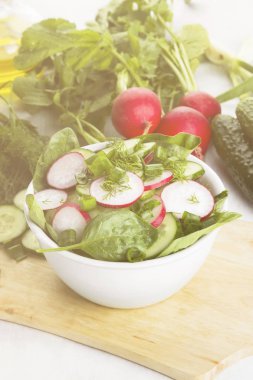 Turp, salatalık ve hafif bir arka plan üzerinde ıspanak salatası. Tonlama