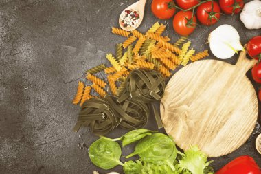 Ham tagliatelle mantarlı ıspanak, makarna ve düdük makarna ıspanak ve domates ve malzemeler (kiraz domates, baharat, sarımsak, ıspanak yaprakları) hafif bir arka plan üzerinde yemek pişirmek için. Görünümü en çok, uzay kopyalayın. Gıda arka plan. Tonlama