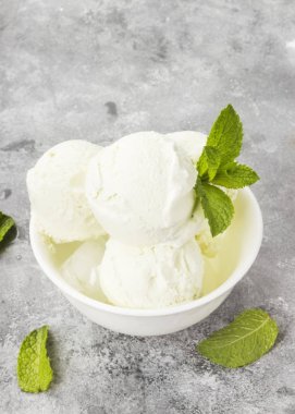 Nane dondurma kase gri bir arka plan üzerinde