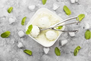 Kase gri bir arka plan üzerine nane dondurma. Üstten Görünüm. Gıda arka plan