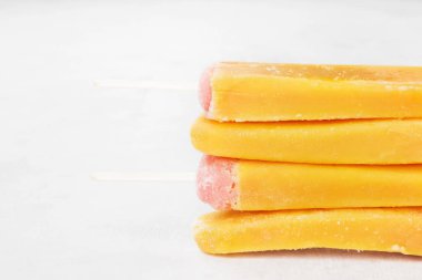 Beyaz bir arka plan üzerinde çok renkli çubuklu dondurmayı. Uzay kopyalayın. Gıda arka plan