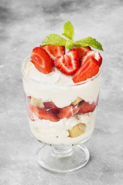 Tatlı tiramisu çilek üzerinde gri bir arka plan ile