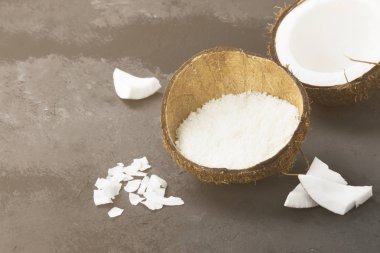 Yarısı olgun hindistan cevizi ve Hindistan cevizi talaşı karanlık bir arka plan üzerinde. 