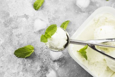 Nane dondurma kaşık gri bir arka plan üzerinde. Üstten Görünüm, kopya spa