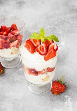 Tatlı tiramisu çilek üzerinde gri bir arka plan ile