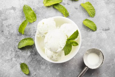 Kase gri bir arka plan üzerine nane dondurma. Üstten Görünüm. Gıda arka