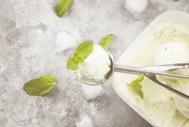 Nane dondurma kaşık gri bir arka plan üzerinde. Üstten Görünüm, kopya spa