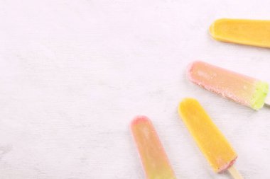 Beyaz bir arka plan üzerinde çok renkli çubuklu dondurmayı. Görünümü en çok, sp kopyalama