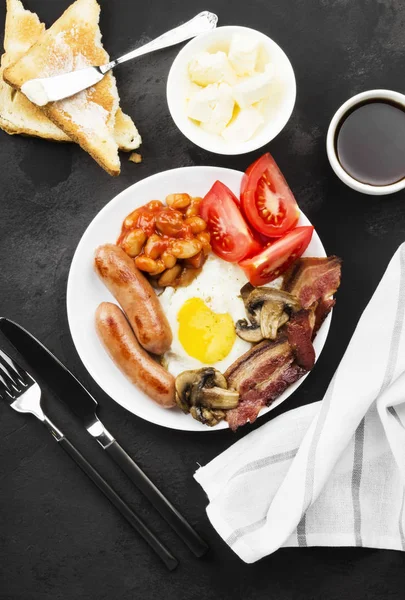 전통적인 영국식 아침 식사-베이컨, 소시지, 달걀 프라이, 톰 — 스톡 사진
