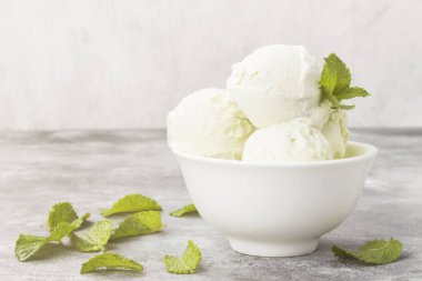 Kase gri bir arka plan üzerine nane dondurma. Uzay kopyalayın. Gıda ba