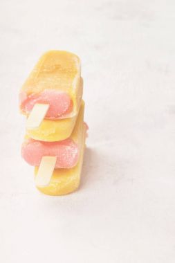 Beyaz bir arka plan üzerinde çok renkli çubuklu dondurmayı. Uzay kopyalayın. Gıda 