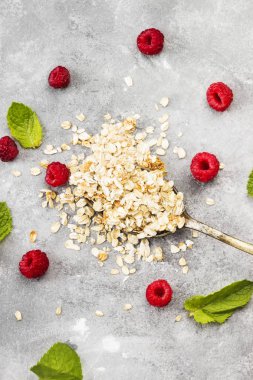 Glanola kaşığı Ahududu ve gri bir arka plan üzerine nane ile içinde. T