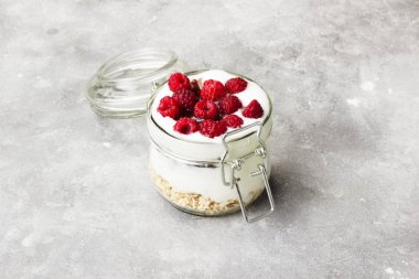 Glanola cam Ahududu ve gri bir adam nane ile