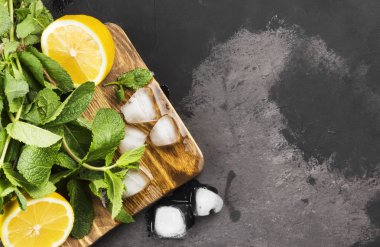 Malzemeler için limonata - limon, nane, buz üzerinde ahşap kesim 