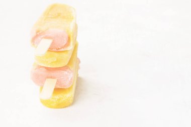 Beyaz bir arka plan üzerinde çok renkli çubuklu dondurmayı. Uzay kopyalayın. Gıda 