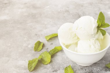 Kase gri bir arka plan üzerine nane dondurma. Uzay kopyalayın. Gıda ba