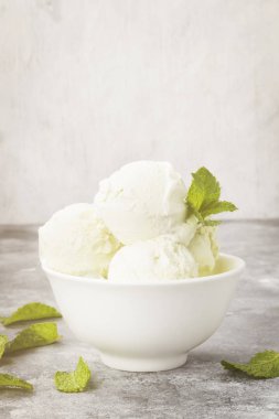 Kase gri bir arka plan üzerine nane dondurma. Tonlama