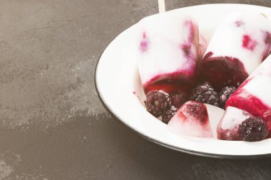 Yoğurt dondurma / Hindistan cevizi Süt blackberry ve raspber ile