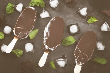 Bir dar üzerinde çikolata sır vanilyalı dondurma sopa kaplı