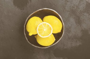 Limon kil kase karanlık bir arka plan üzerinde. Üstten Görünüm. Gıda backgro