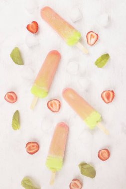 Beyaz bir arka plan üzerinde çok renkli çubuklu dondurmayı. Üstten Görünüm. Gıda ba