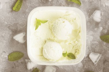 Kase gri bir arka plan üzerine nane dondurma. Üstten Görünüm. Gıda arka