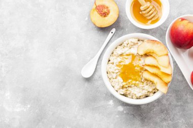 Kuru soğan ve gri arka plan üzerinde ballı yulaf ezmesi. Üstten Görünüm,